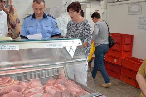 Razie în pieţe şi magazine: Aproape 150 de kilograme de carne stricată, confiscată de poliţişti (VIDEO)